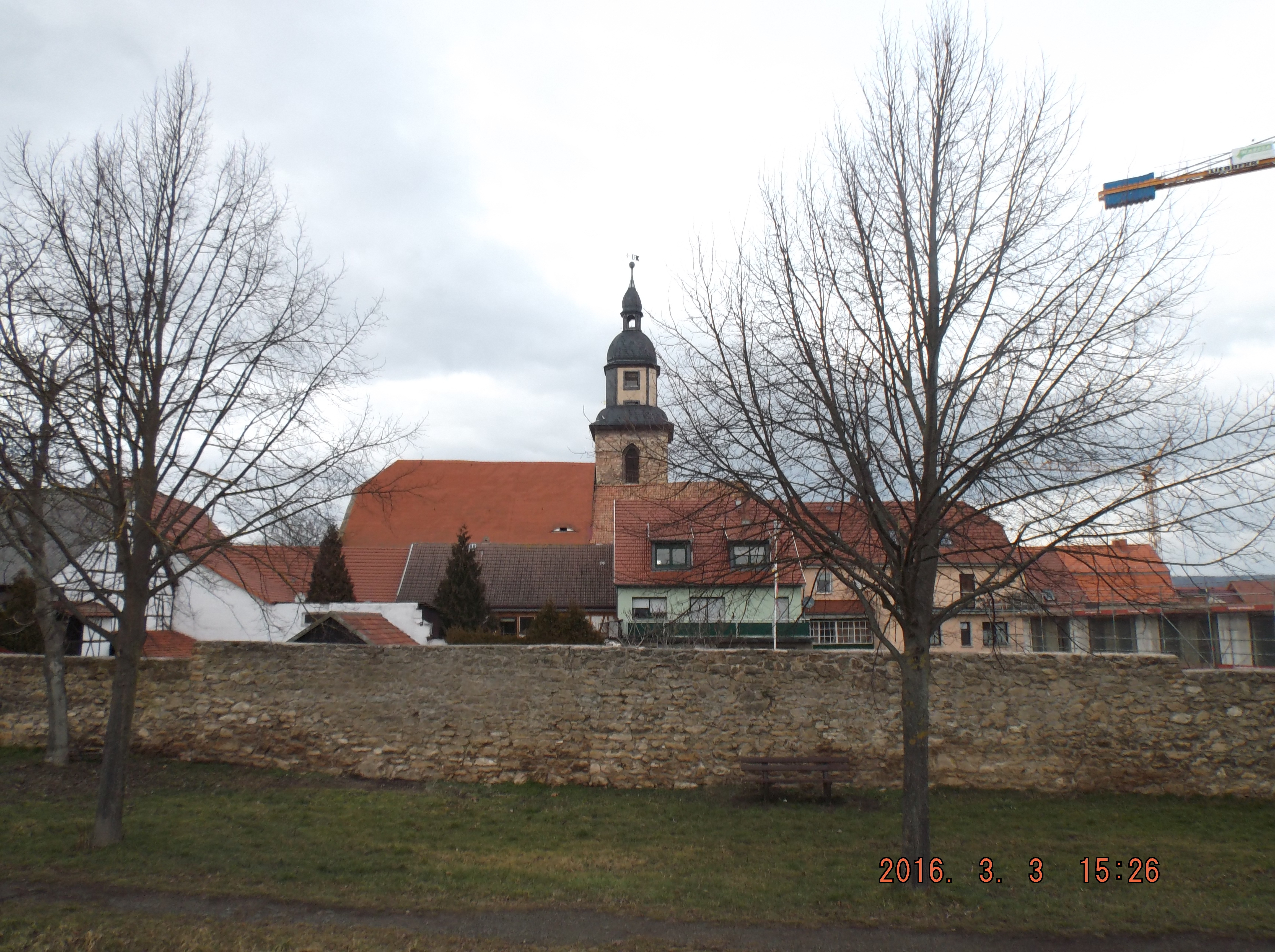 Rathausturm hinter der Stadtmauer