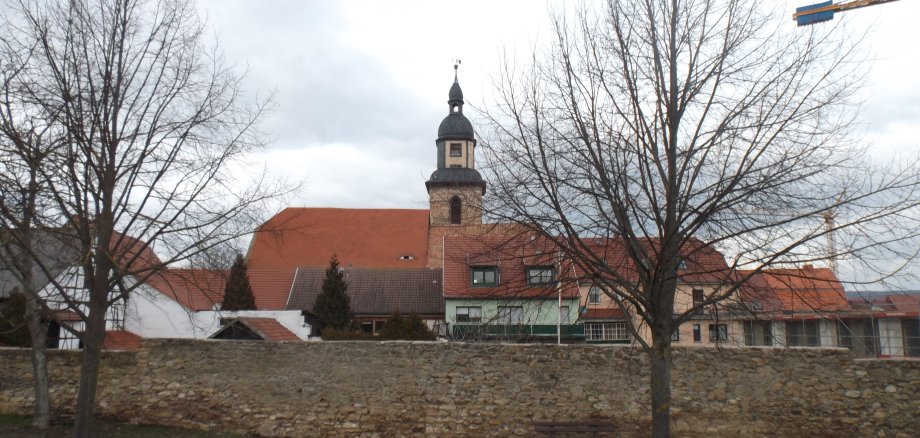 Rathausturm hinter der Stadtmauer